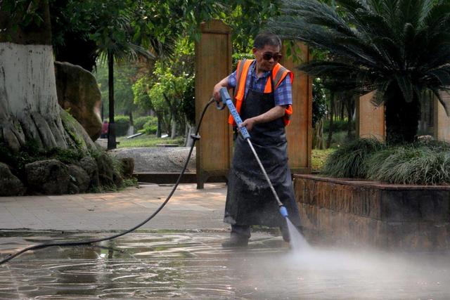 安岳紫竹公园环卫工人高压冲洗地面，陈年污垢瞬间清除